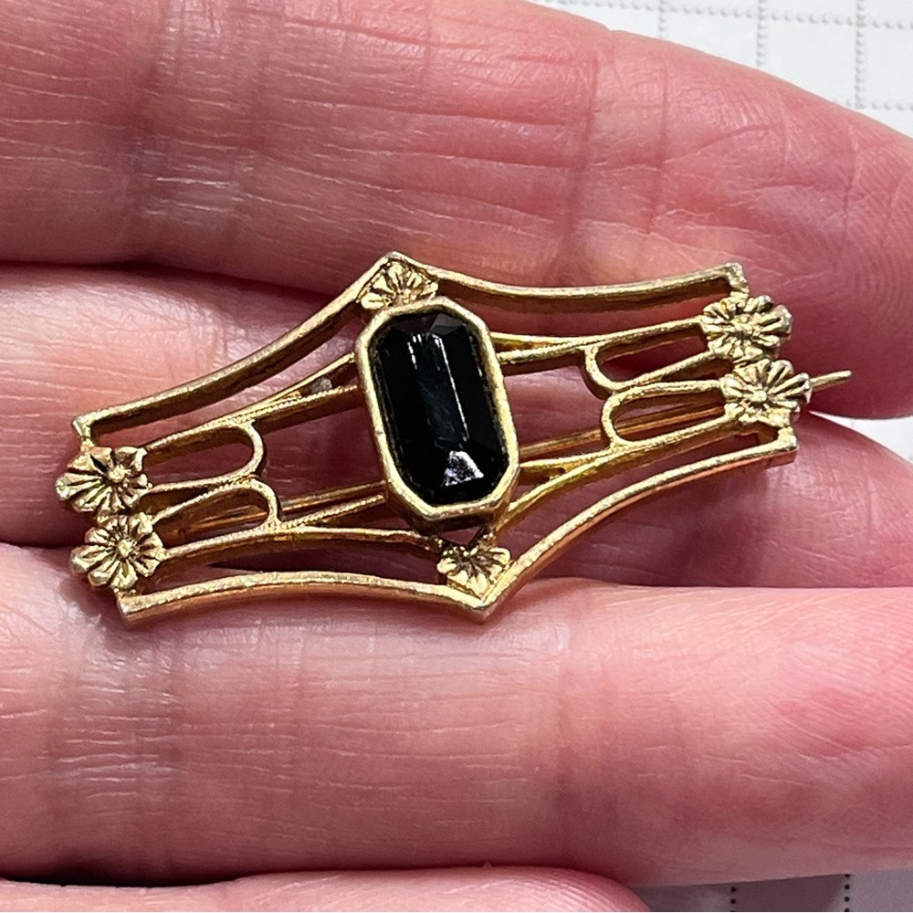 Vintage Gold-Tone Victorian Style Pin / Brooch
Black Stone